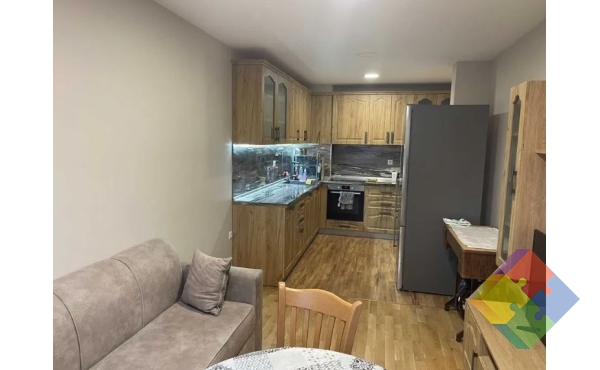 Тристаен обзаведен апартамент в долната част на Цветен квартал!